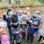 dzieci z cebulkami żonkili