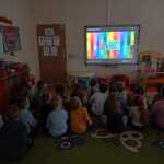 oglądanie filmu edukacyjnego