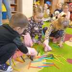 zbieranie słomek za pomocą rękawicy kuchennej(1)
