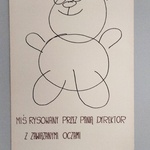 miś rysowany z zasłoniętymi oczami