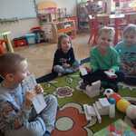 dzieci z nowymi pomocami i zabawkami(4)
