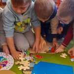 chłopcy i nowe puzzle