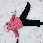 robienie aniołka na śniegu(1)
