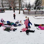 dzieci na śniegu