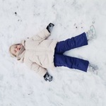 robienie aniołka na śniegu(3)