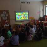 oglądanie filmu edukacyjnego
