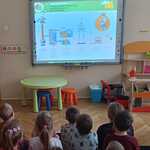dzieci oglądają film edukacyjny