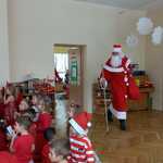 Mikołaj wchodzi niezauważony do sali