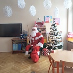 Mikołaj siedzi na krześle