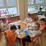 dzieci wykonują pracę plastyczną(2)