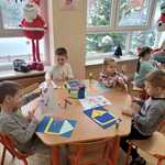 dzieci wykonują pracę plastyczną(1)