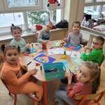 dzieci wykonują pracę plastyczną(3)