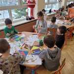 dzieci wykonują pracę plastyczną(4)