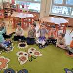 dzieci pokazują na palcach liczby(2)