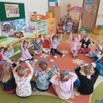 zabawa w kole z gumą sensoryczną(2)