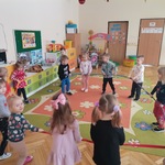 zabawa w kole z gumą sensoryczną(4)