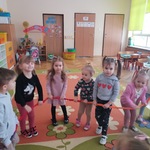 zabawa w kole z gumą sensoryczną(3)