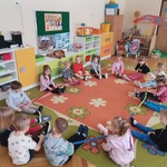 dzieci siedzą z gumą sensoryczną