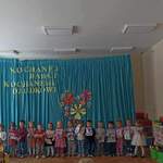 dzieci występują przed gośćmi