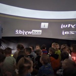 dzieci siedzą w horyzontarium
