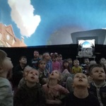 dzieci podziwiają projekcję bajki