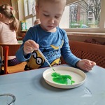 Franek maluje mleko na zielono