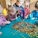 magnes i przyciąganie monet