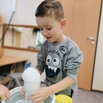 Artur trzyma szklankę z suchym lodem