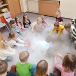 dzieci siedzą w kole podczas warsztatów