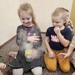 Marcelina sprawdza temperaturę suchego lodu