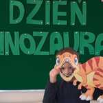 chłopiec trzyma dinozaura