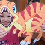 dziewczynka jako dinozaur
