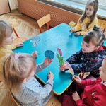 dzieci trzymają obrazki do teatrzyku