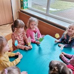 dzieci przedstawiają teatrzyk przy stoliku