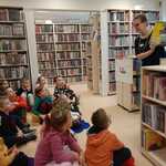 dzieci słuchają Pani bibliotekarki
