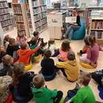 Pani i dzieci w bibliotece