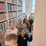 dzieci pośród półek z książkami