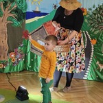 Patryk pokazuje kwiatek