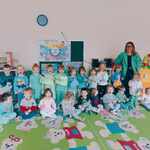 zdjęcie grupowe w zielonych ubraniach