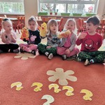 dzieci z pacynkami kaczek