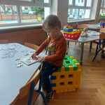 Oskar układa puzzle przy stole