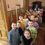 dzieci stoją parami w muzeum