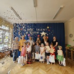 zdjęcie uczestników i lecące konfetti