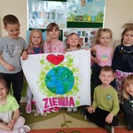 dzieci z wykonanym plakatem