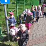 dzieci szukają śmieci