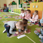 chłopcy dmuchają na klocki