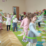 dzieci tańczą z zielonymi wstążkami
