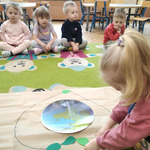 Adela przykleja zielone listki