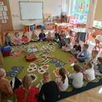 dzieci siedzą przy instrumentach