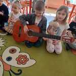 Michał gra na gitarze